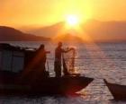 Balıkçılar gün batımında